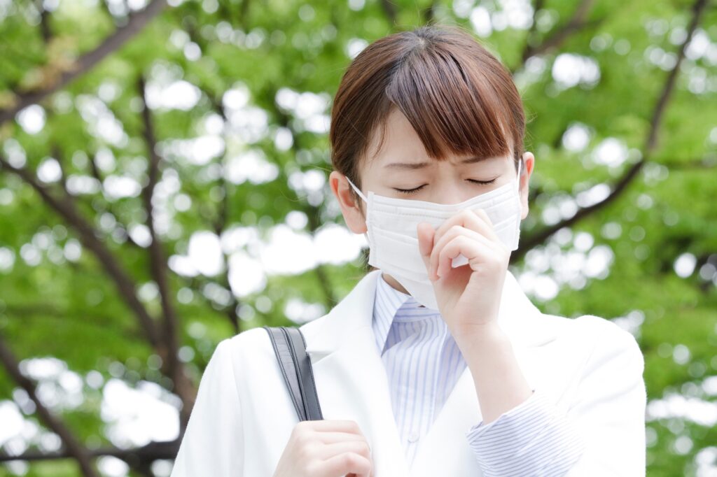 花粉症に悩む女性