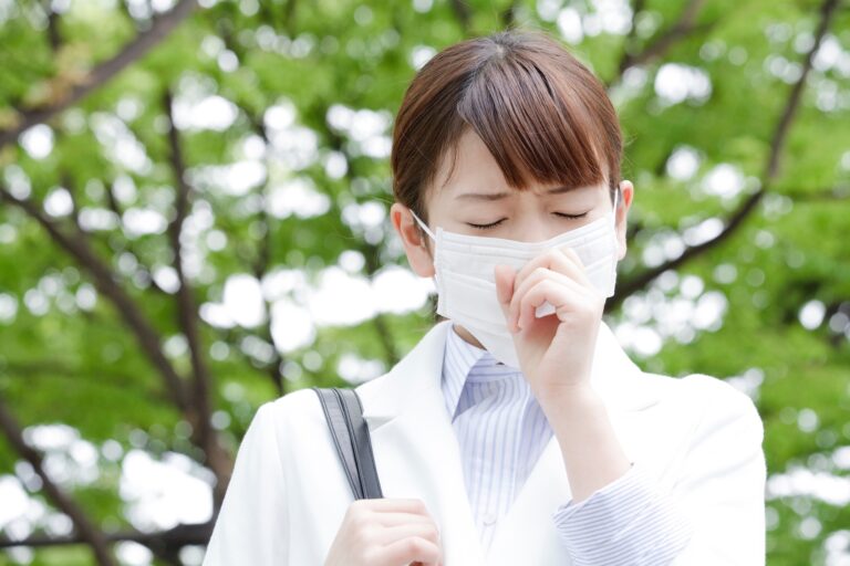花粉症に悩む女性