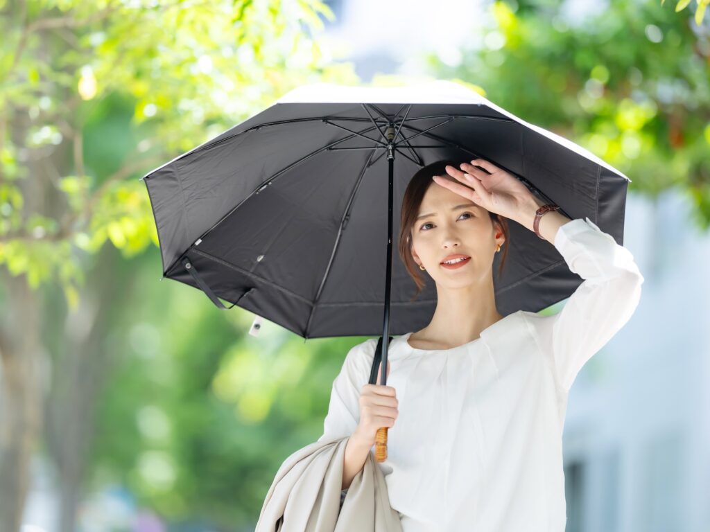 日傘をさす女性