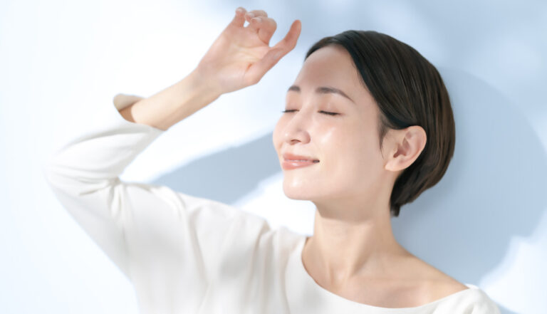 美容　スキンケア　目を瞑る女性