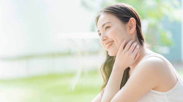 リビングでリラックスする若い女性